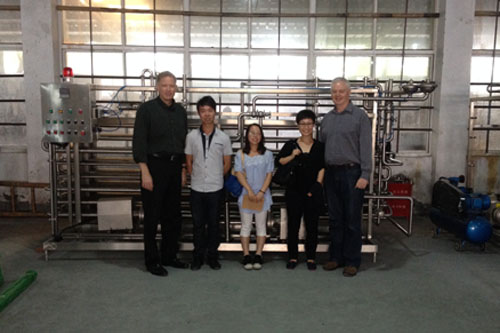 惠合同事與澳大利亞不銹鋼儲(chǔ)罐客戶合影