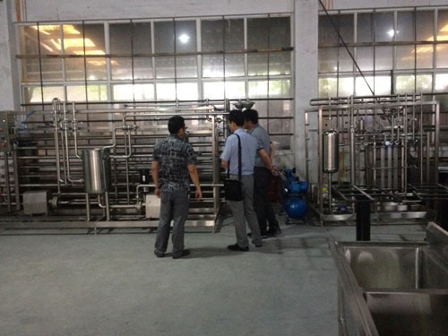 李時(shí)珍醫(yī)藥集團(tuán)客戶到工廠參觀樣品